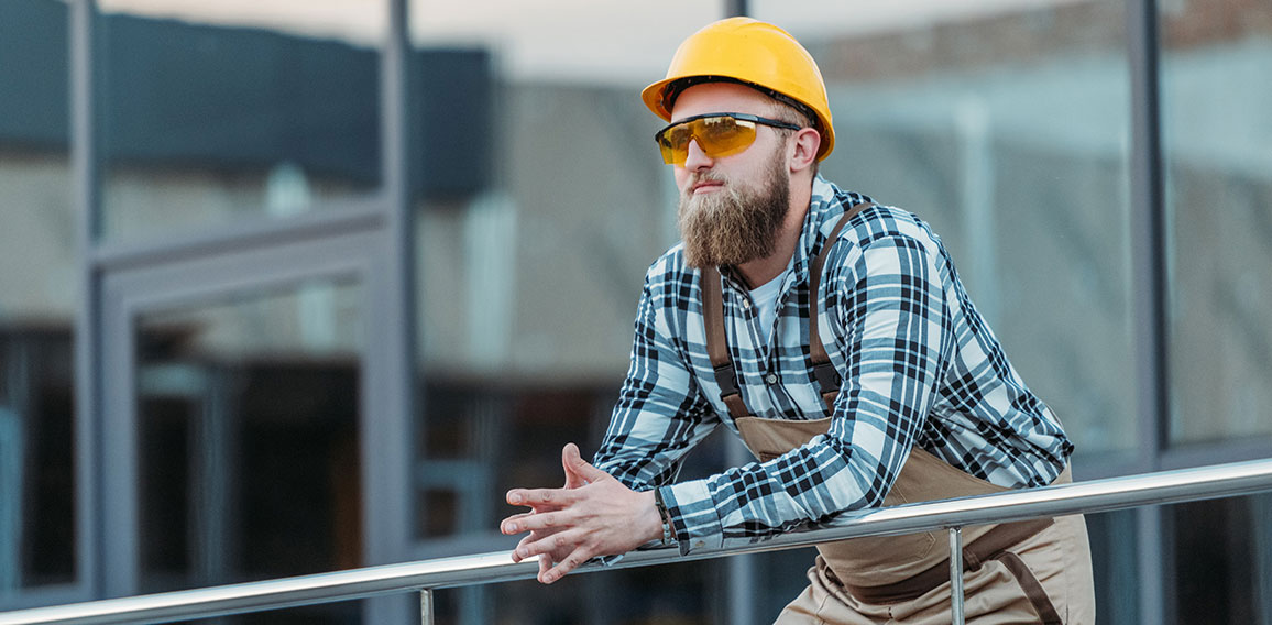 Bauarbeiter mit Helm und Schutzbrille