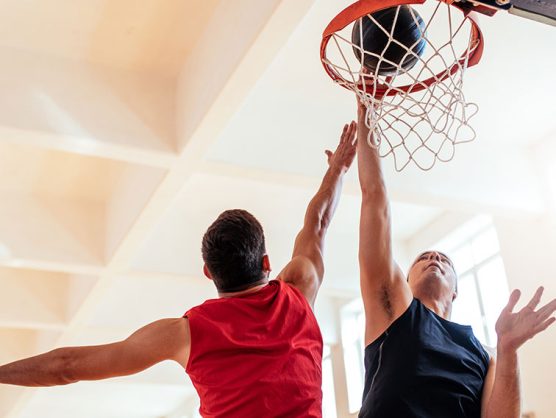 Zwei Männer spielen Basketball