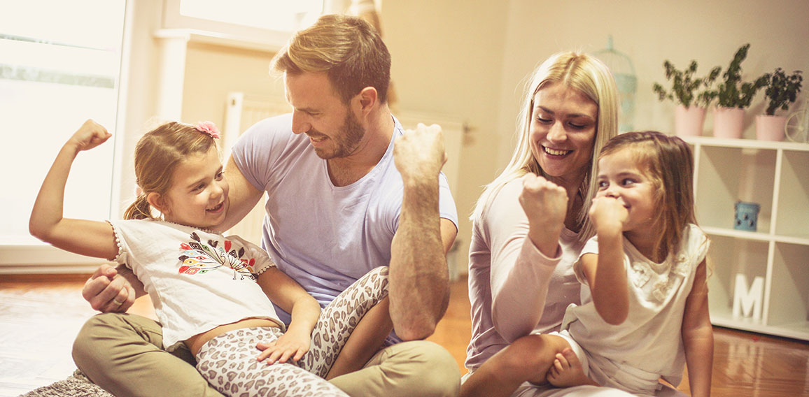 Familie gestikuliert "Stärke"