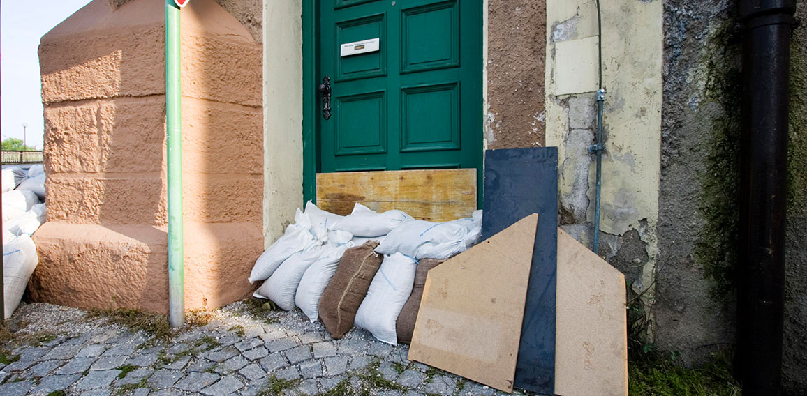 Sandsäcke vor Hauseingang