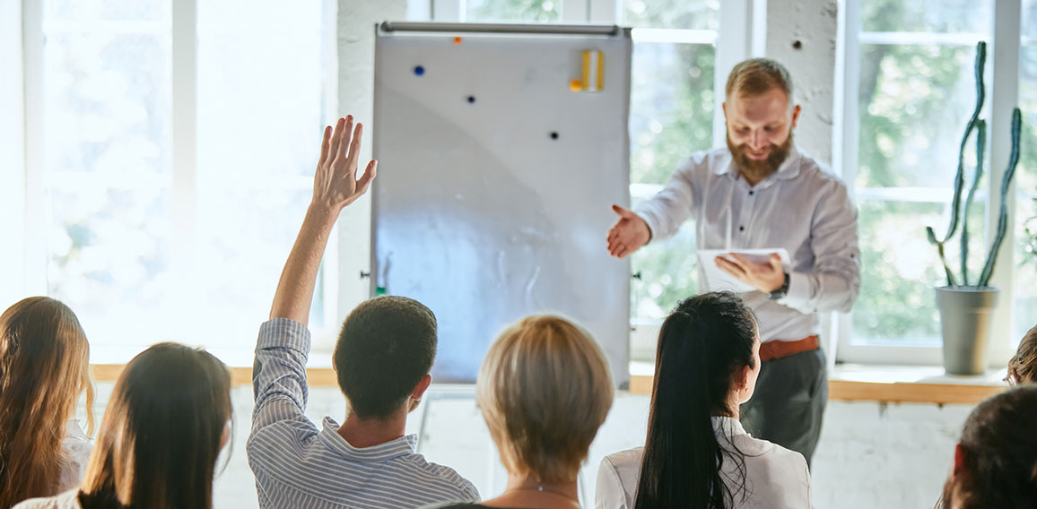 Teilnehmermeldet sich bei Seminar