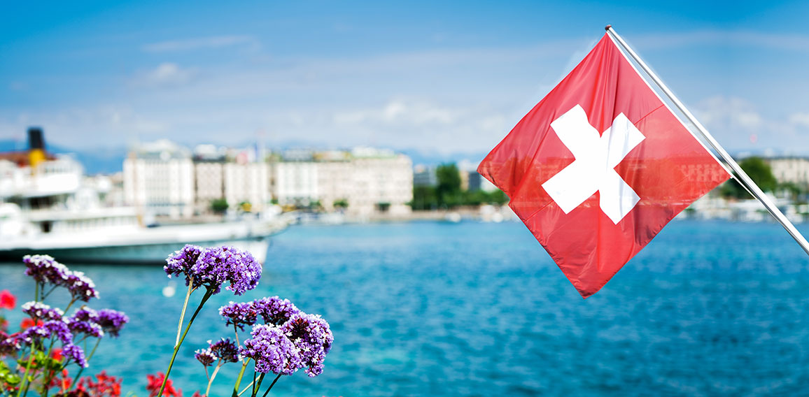 Schweizer Flagge vor Genfer See