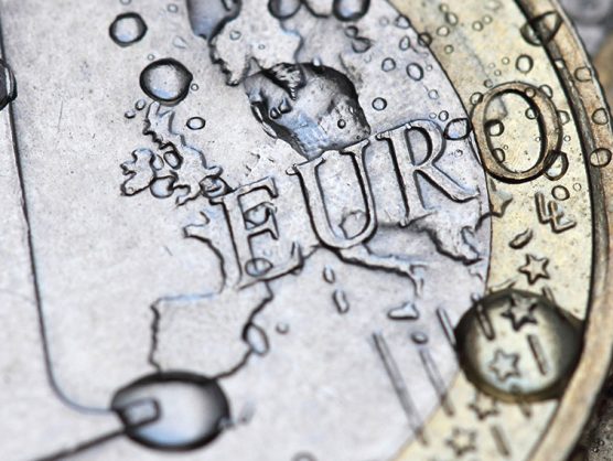 Wassertropfen auf Ein-Euro-Münzen