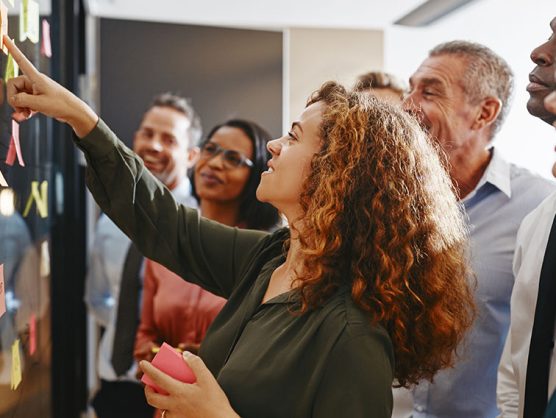 Team in Büro arbeitet mit Haftnotizen