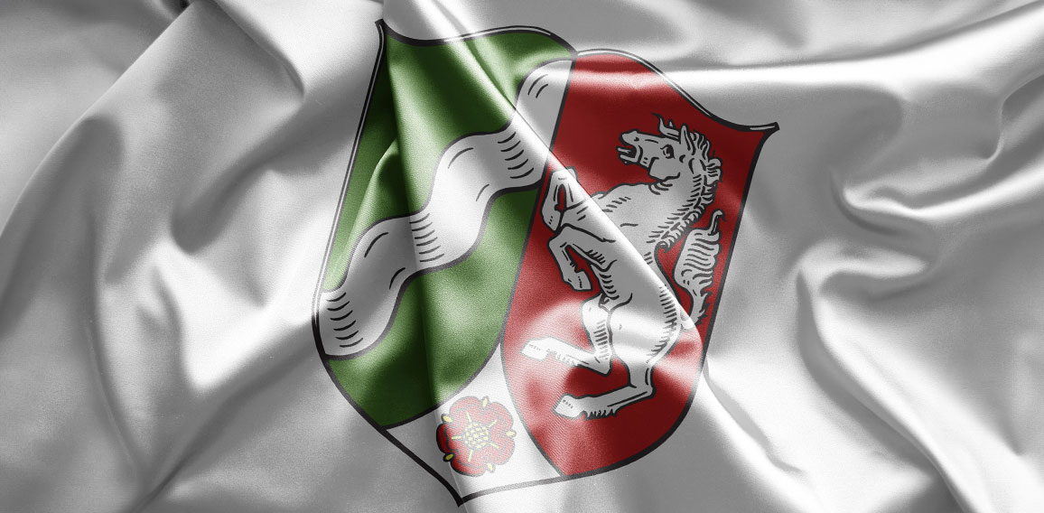 Wappen von Nordhrein-Westfalen auf Flagge