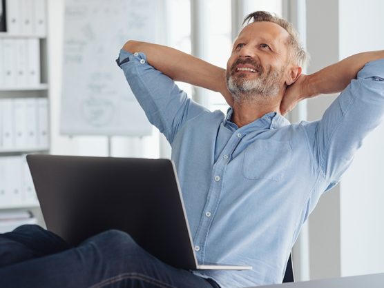 Lächelnder Mann in Büro