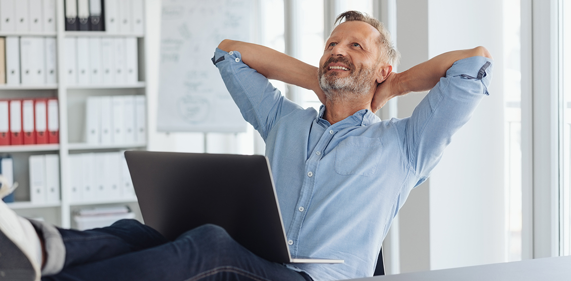 Lächelnder Mann in Büro