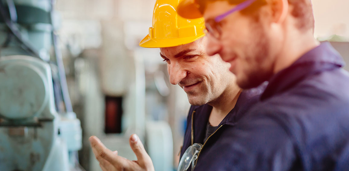 Fabrikarbeiter mit Bauhelmen