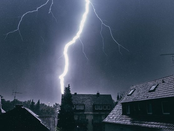 Blitz schlägt in Dorf ein