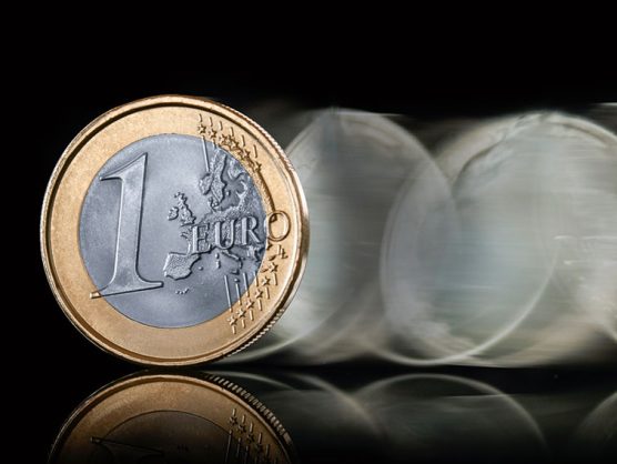 Ein-Euro-Münze rollt vorwärts