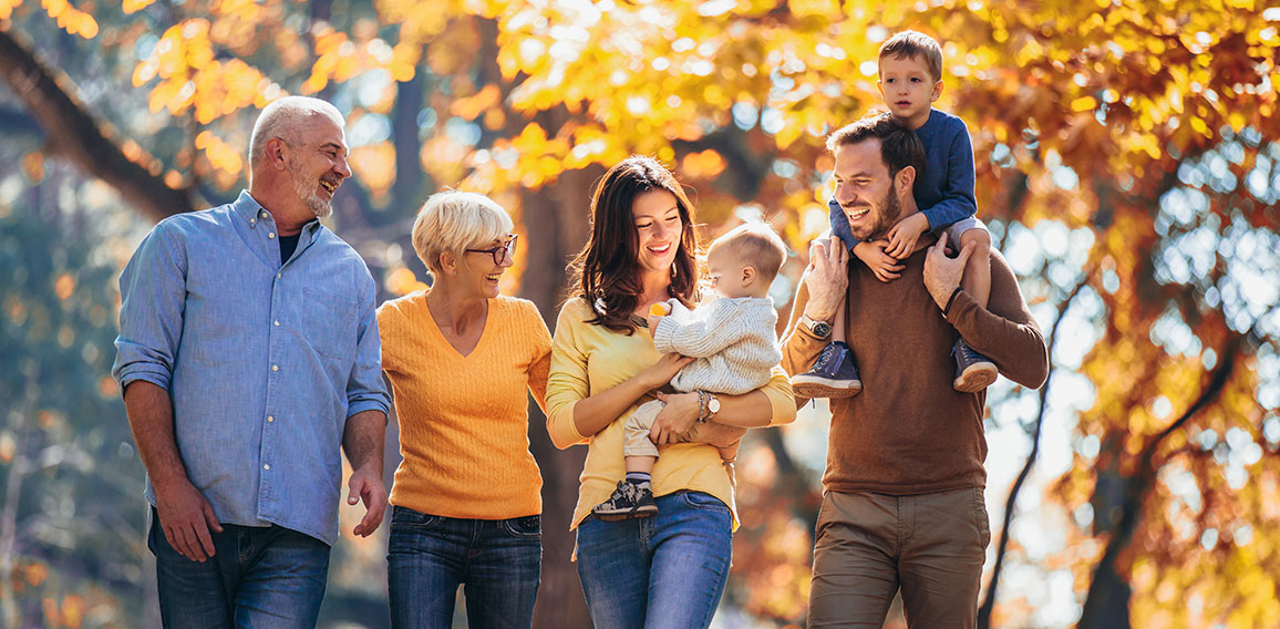 Familie geht spazieren