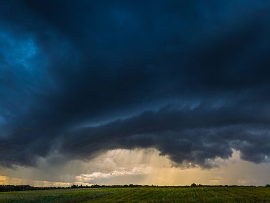 Gewitterwolken über grüner Landschaft