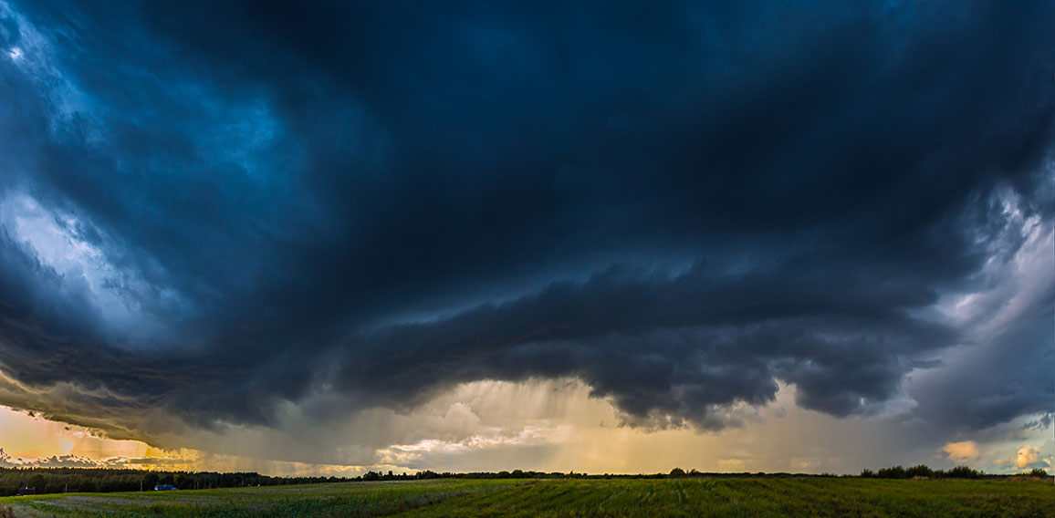 Gewitterwolken über grüner Landschaft