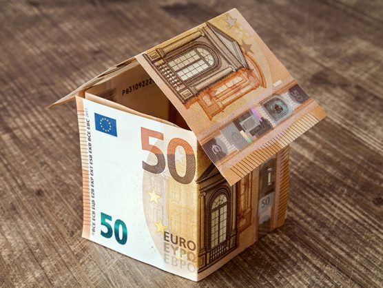 Haus aus Fünfzig-Euro-Scheinen