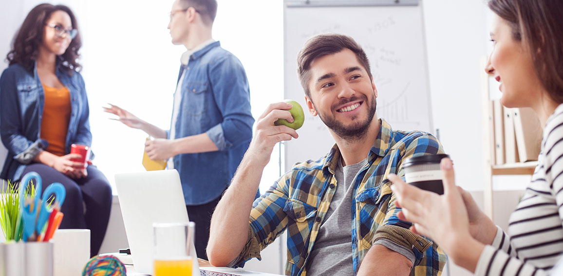 Kolleginnen und Kollegen unterhalten sich in Büro