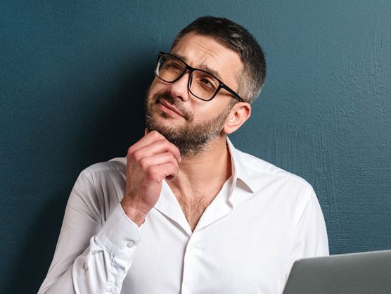 Nachdenklicher Mann mit Laptop