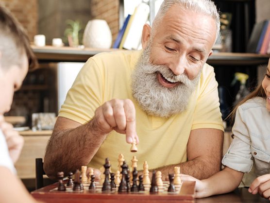 Opa spielt Schach mit Enkelkindern