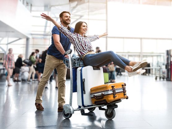 Glückliches Paar am Flughafen