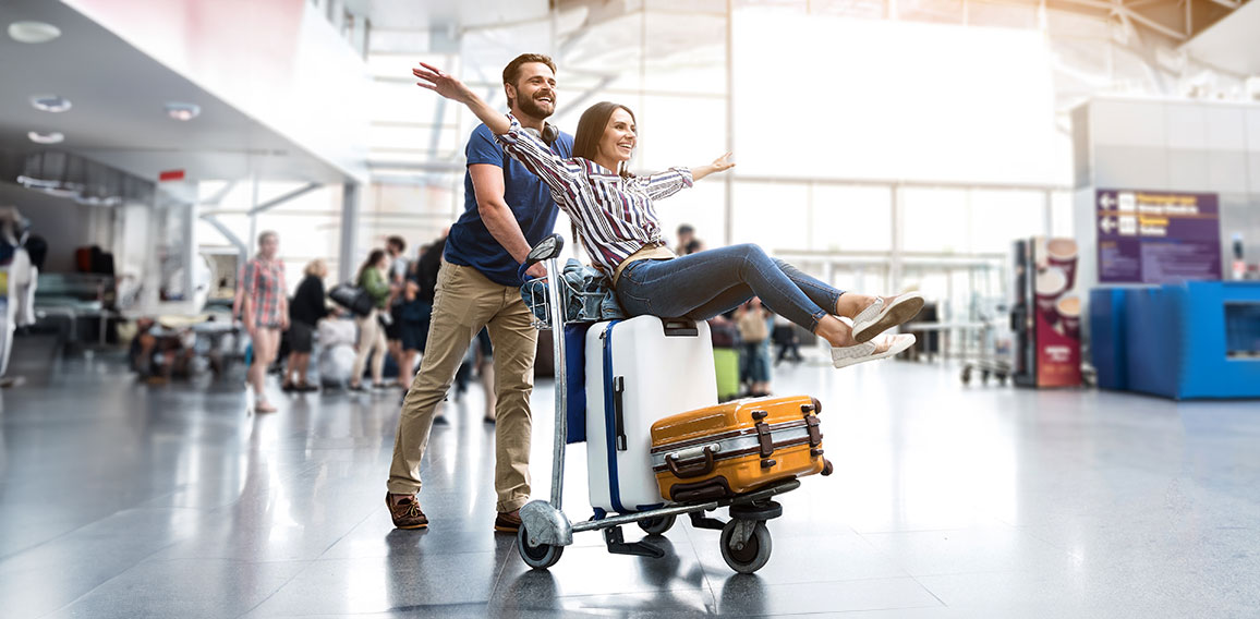 Glückliches Paar am Flughafen