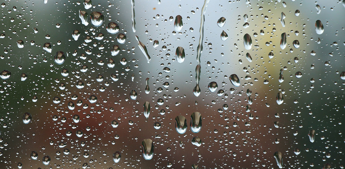 Regentropfen an Fensterscheibe