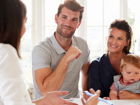 Frau berät Familie