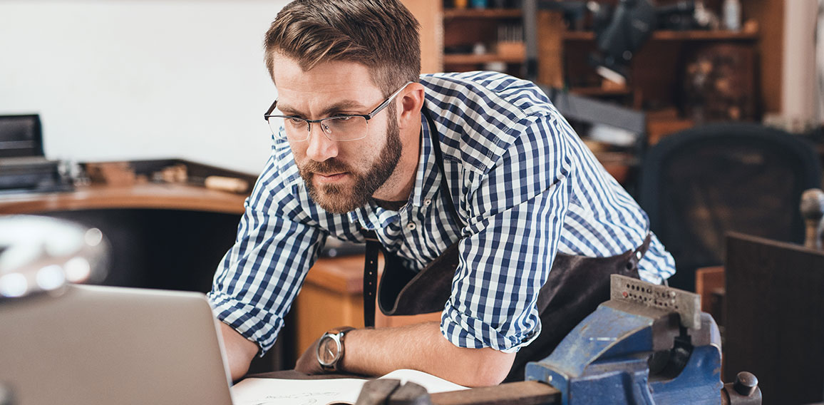 Handwerker an laptop