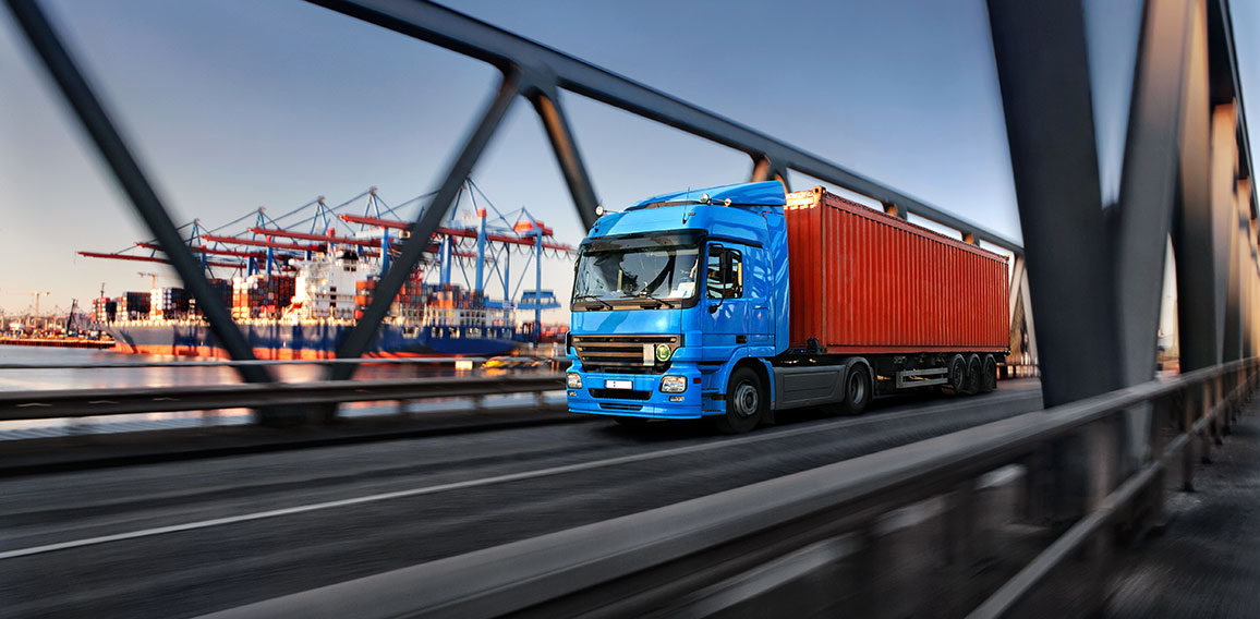 Lkw auf Brücke in Hafen