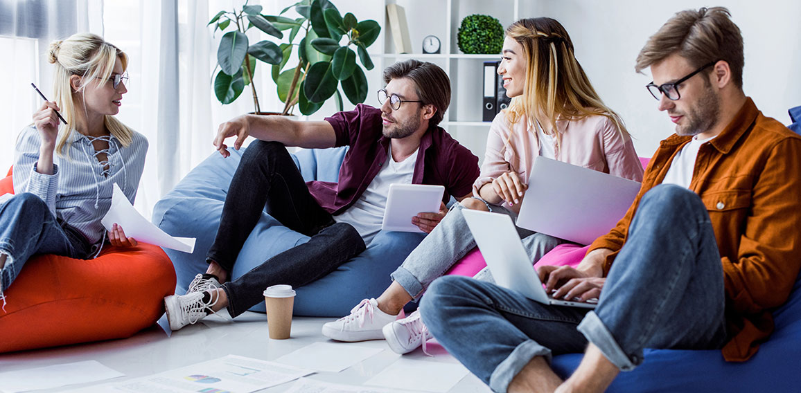 Start-up Team auf Sitzsäcken