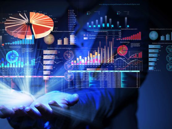 Anzugträger mit digitalen Diagrammen