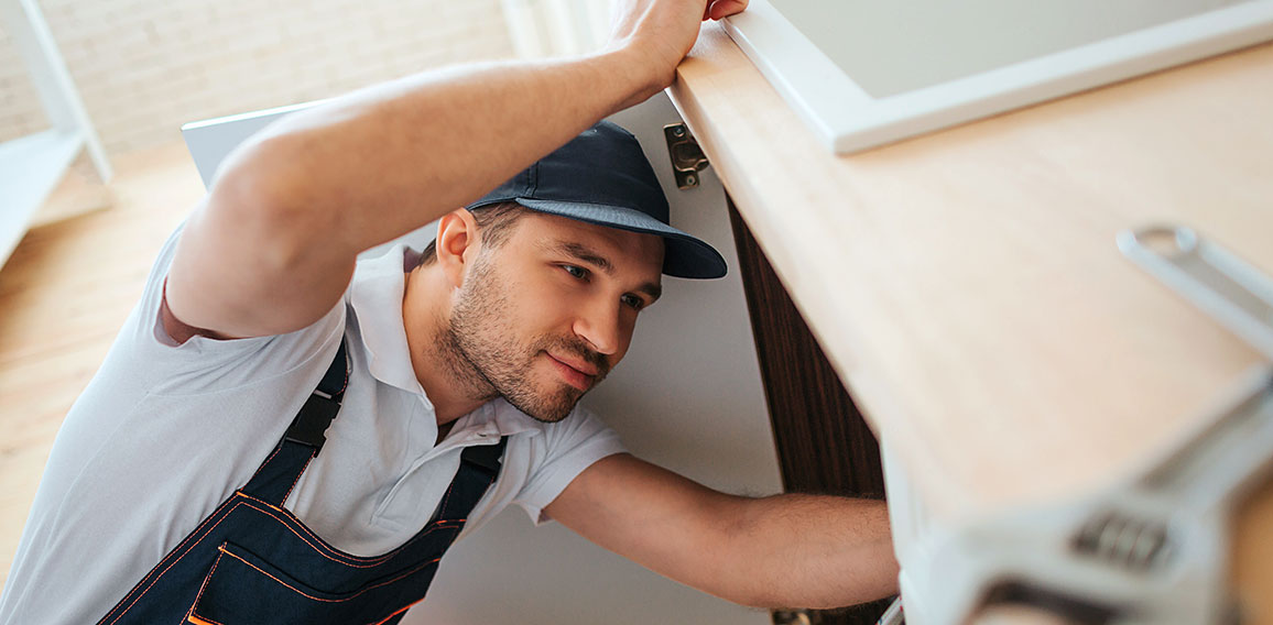 Handwerker repariert Spüle