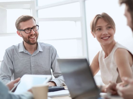 Fröhliches Office-Team in Gespräch