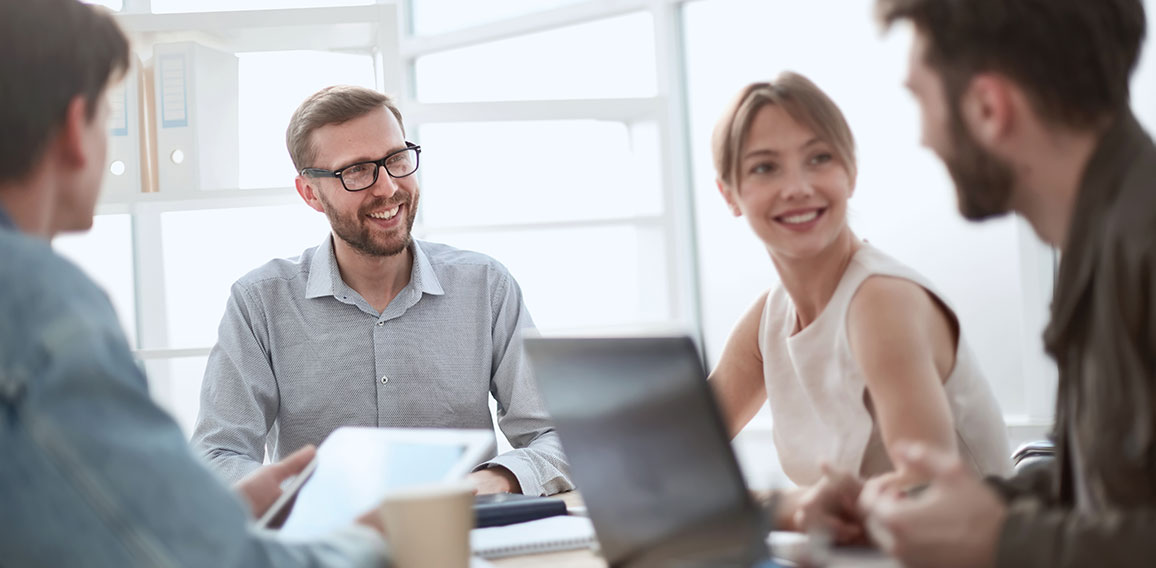 Fröhliches Office-Team in Gespräch