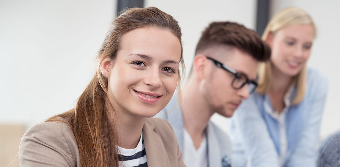 junge frau arbeitet im team im unternehmen