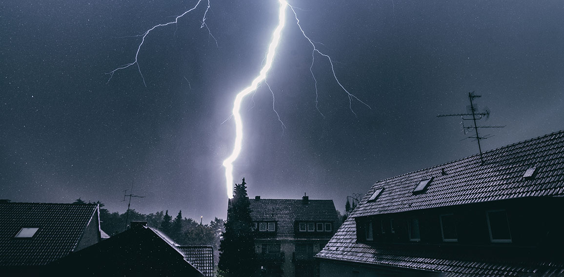 Blitz schlägt in Hausdach ein