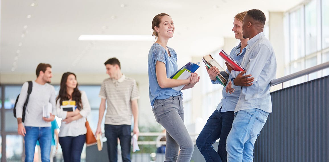 Schüler oder Studenten machen Smalltalk