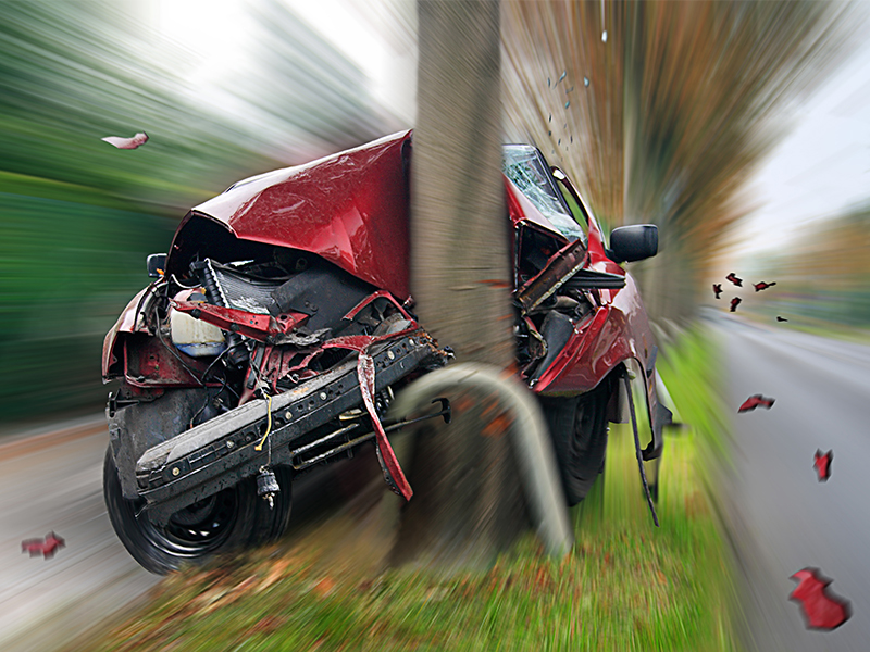 Auto-vs-Baum-192288599-Frank-Waßerfuehrer