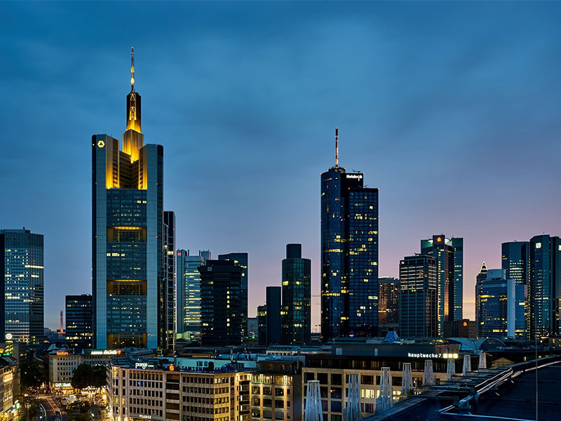 Frankfurt-Skyline-1705484-PB-skeeze