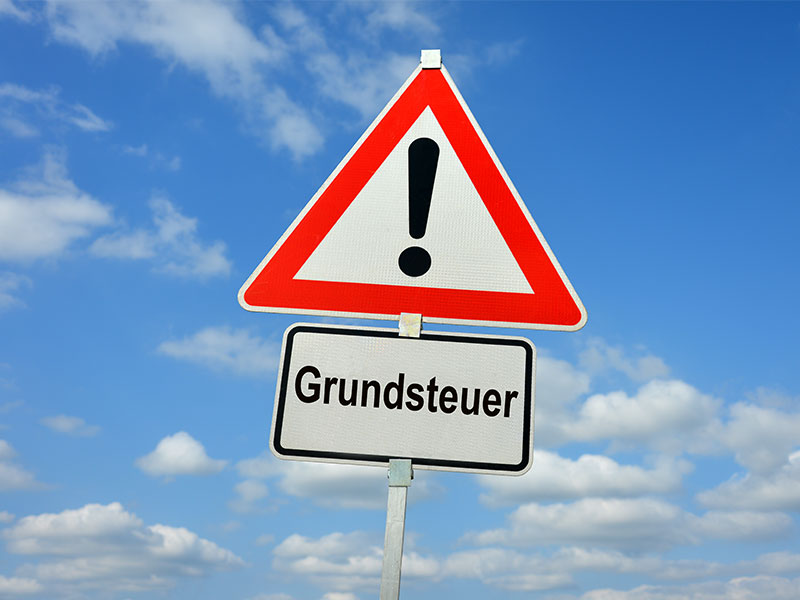 Verkehrsschild-Grundsteuer-237443632-FO-nmann77