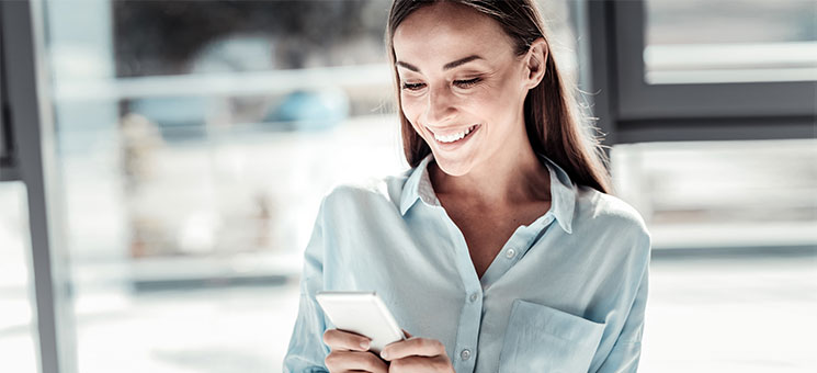 Frau-Smartphone-laecheln-194435027-AS-zinkevych