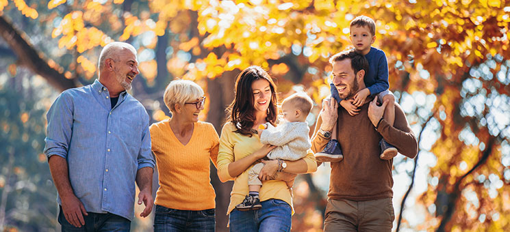 Familie-Herbst-Spaziergang-228548583-AS-Mediteraneo