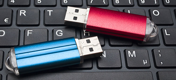 USB-Sticks-101614908-FO-Stockfotos-MG