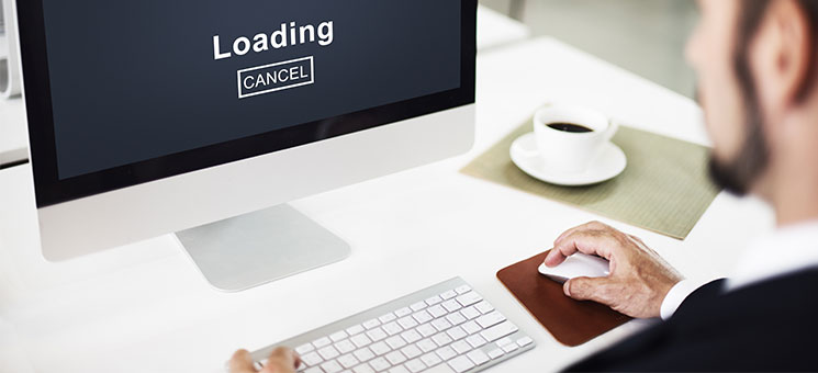 Anzugtraeger-PC-Loading-126796879-AS-Rawpixel-com