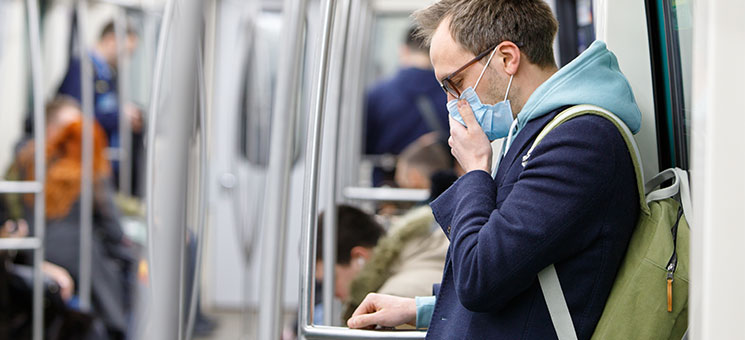 Mann-Maske-U-Bahn-258204716-AS-DimaBerlin