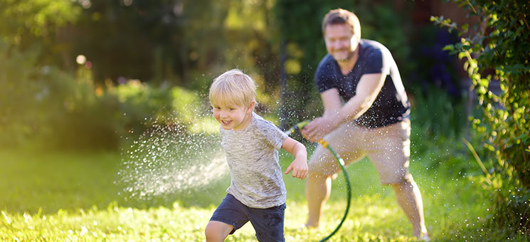 Vater-spielt-mit-Sohn-267482119-AS-Maria-Sbytova