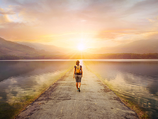 Frau-Pfad-196734515-AS--soft-light