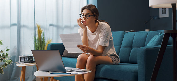 Frau-Laptop-enttaeuscht-369920055-AS-StockPhotoPro