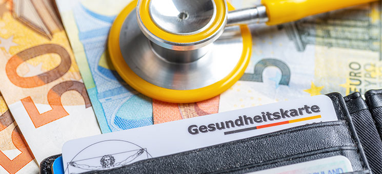 Geldscheine-Stethoskop-Gesundheitskarte-272222090-AS-Zerbor