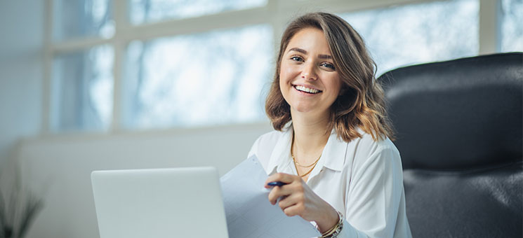 Frau-Laptop-Laecheln-248855440-AS-Suteren-Studio