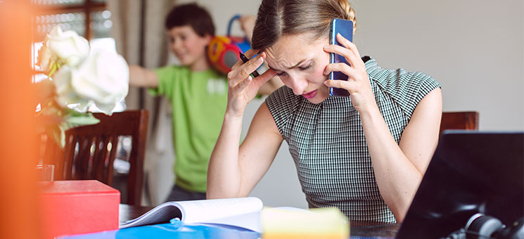 Sohn-Mutter-Telefon-Stress-AdobeStock_347302280-AS-Kzenon