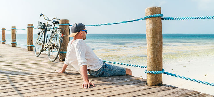 Mann-Fahrrad-Strand-418600849-AS-Soloviova-Liudmyla